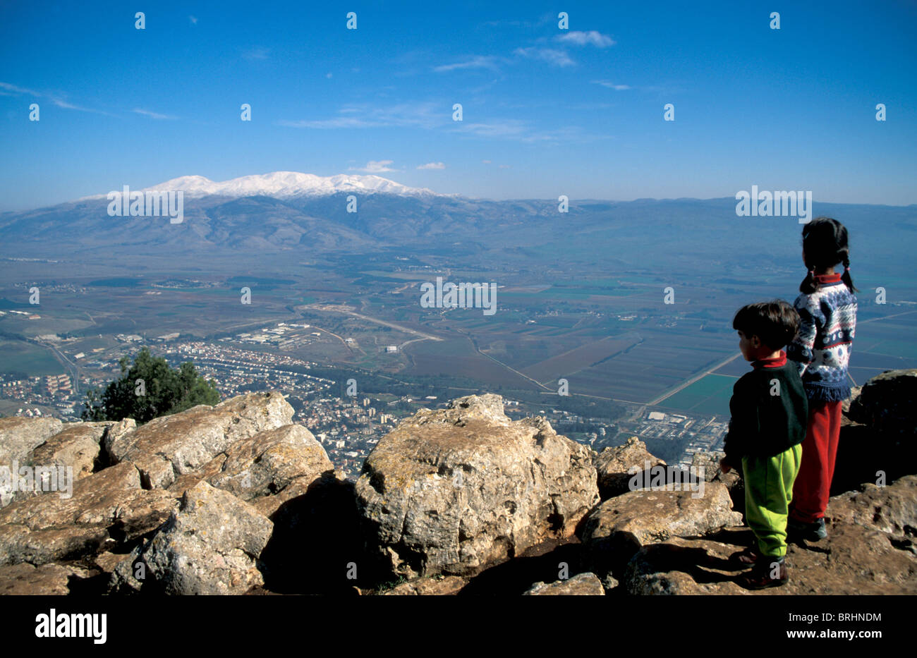 Israele, Galilea superiore, una vista della Valle di Hula e le alture del Golan dalla scogliera di Manara Foto Stock