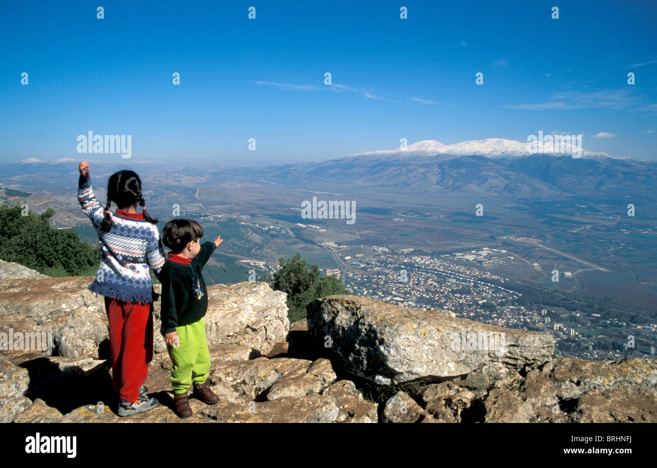 Israele, Galilea superiore, una vista della Valle di Hula e le alture del Golan dalla scogliera di Manara Foto Stock