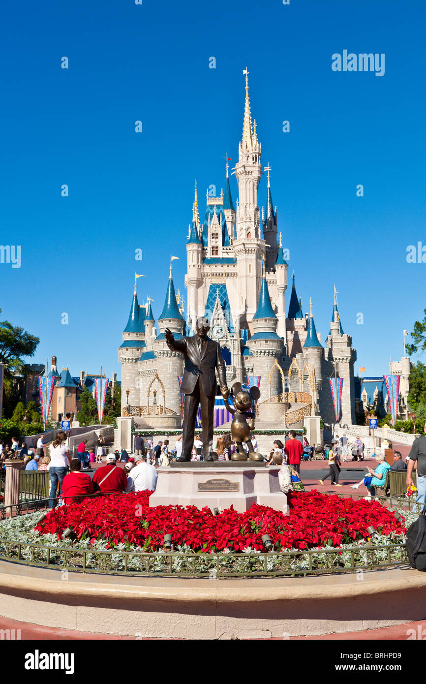 Statua di Walt and Topolino's Partners di fronte al Castello di Cenerentola nel parco a tema del Regno Magico di Walt Disney Foto Stock