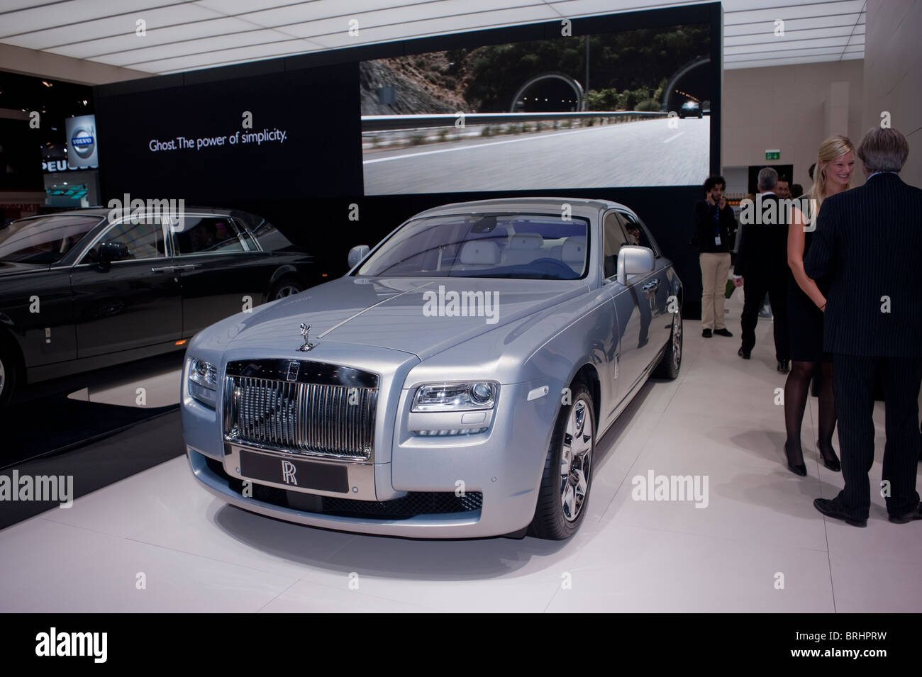 Parigi, Francia, gruppo di persone, visita al Salone dell'automobile di Parigi, Rolls Royce, 350.000 € berlina di lusso, Phantom, in mostra Foto Stock