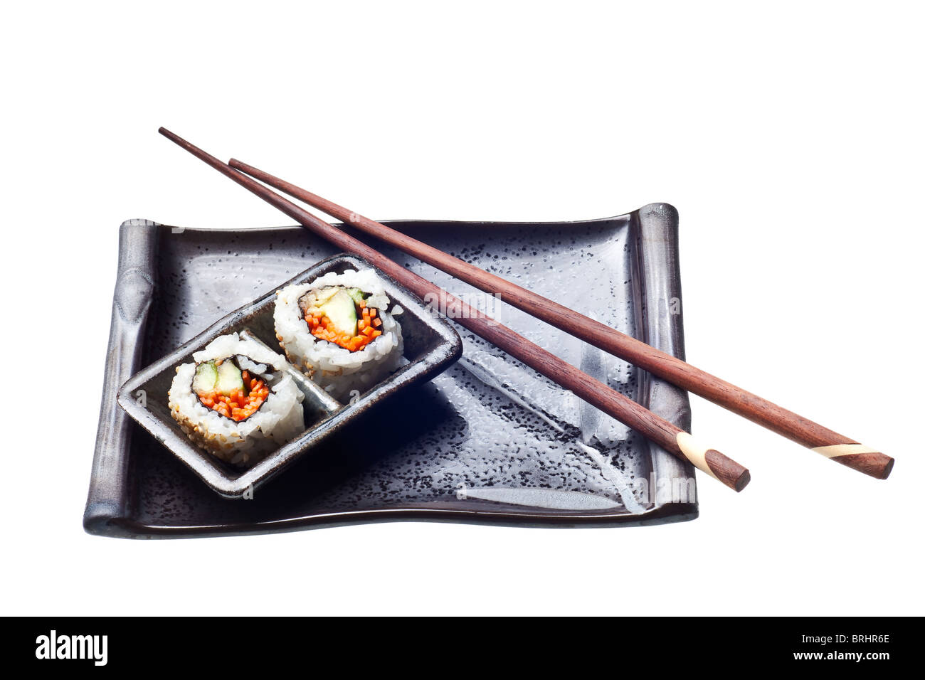 Sushi vegetariano California roll con riso e alghe marine isolati su sfondo bianco Foto Stock