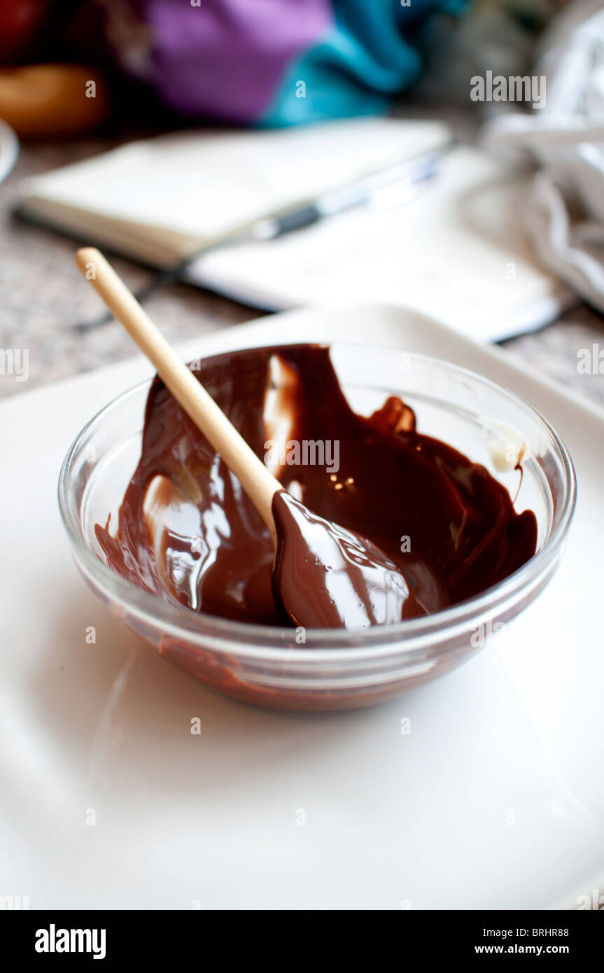 Una ciotola di salsa di cioccolato in cucina Foto Stock