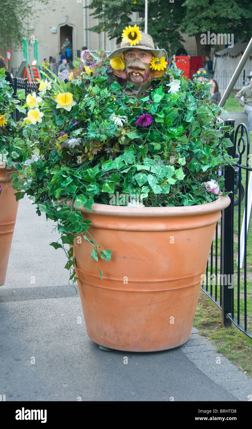 Persona dissimulata come un impianto pot, Bristol, Bristol, Regno Unito Foto Stock