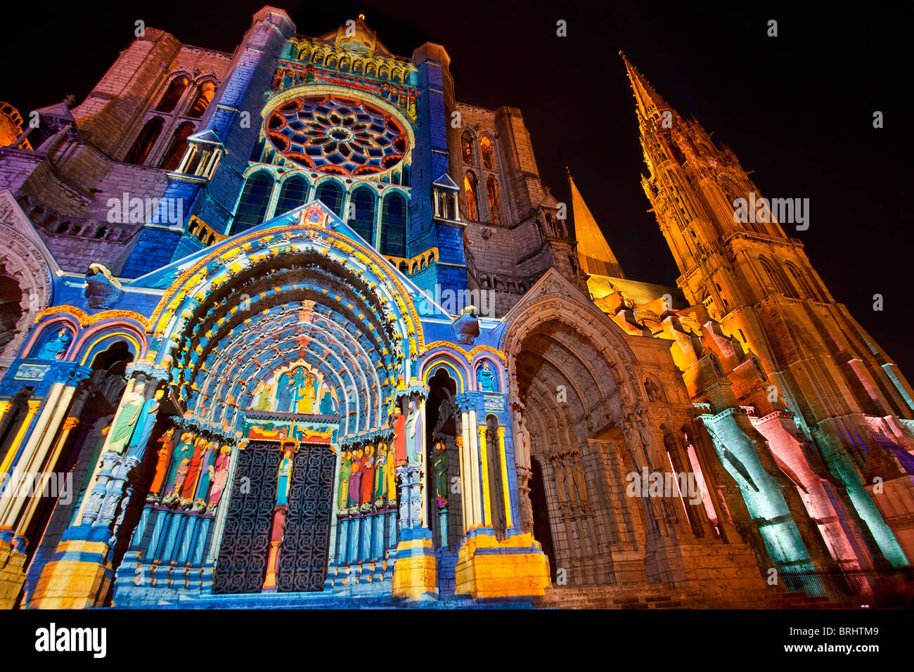 La cattedrale di Notre Dame de la cattedrale di Chartres è accesa Foto Stock