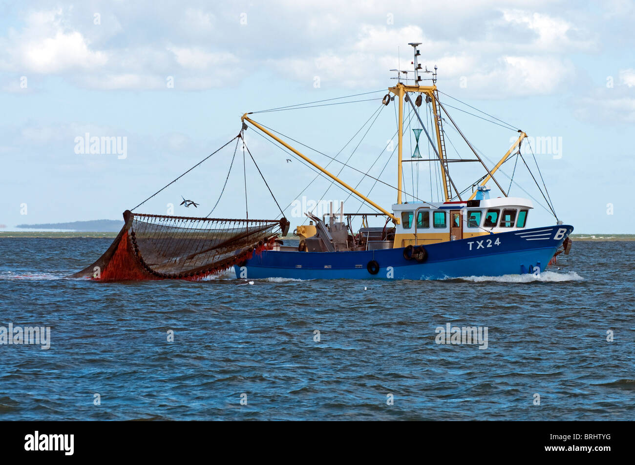 Trawler con dragnet pesca in mare, Texel, Paesi Bassi Foto Stock