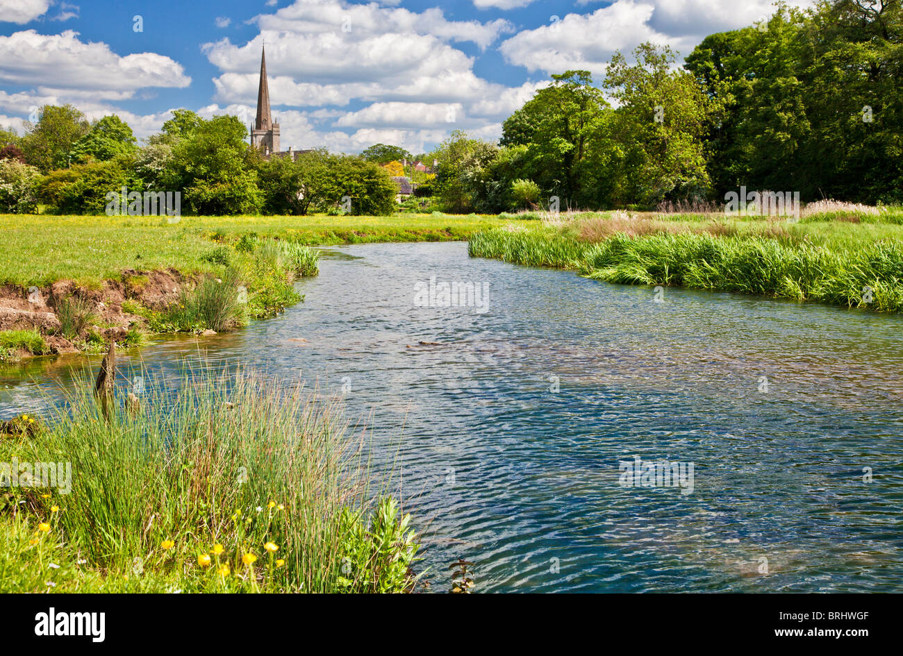 Estate vista sul prato e sul Fiume Windrush a San Giovanni Battista di Cotswold città di Burford, Oxfordshire, England, Regno Unito Foto Stock