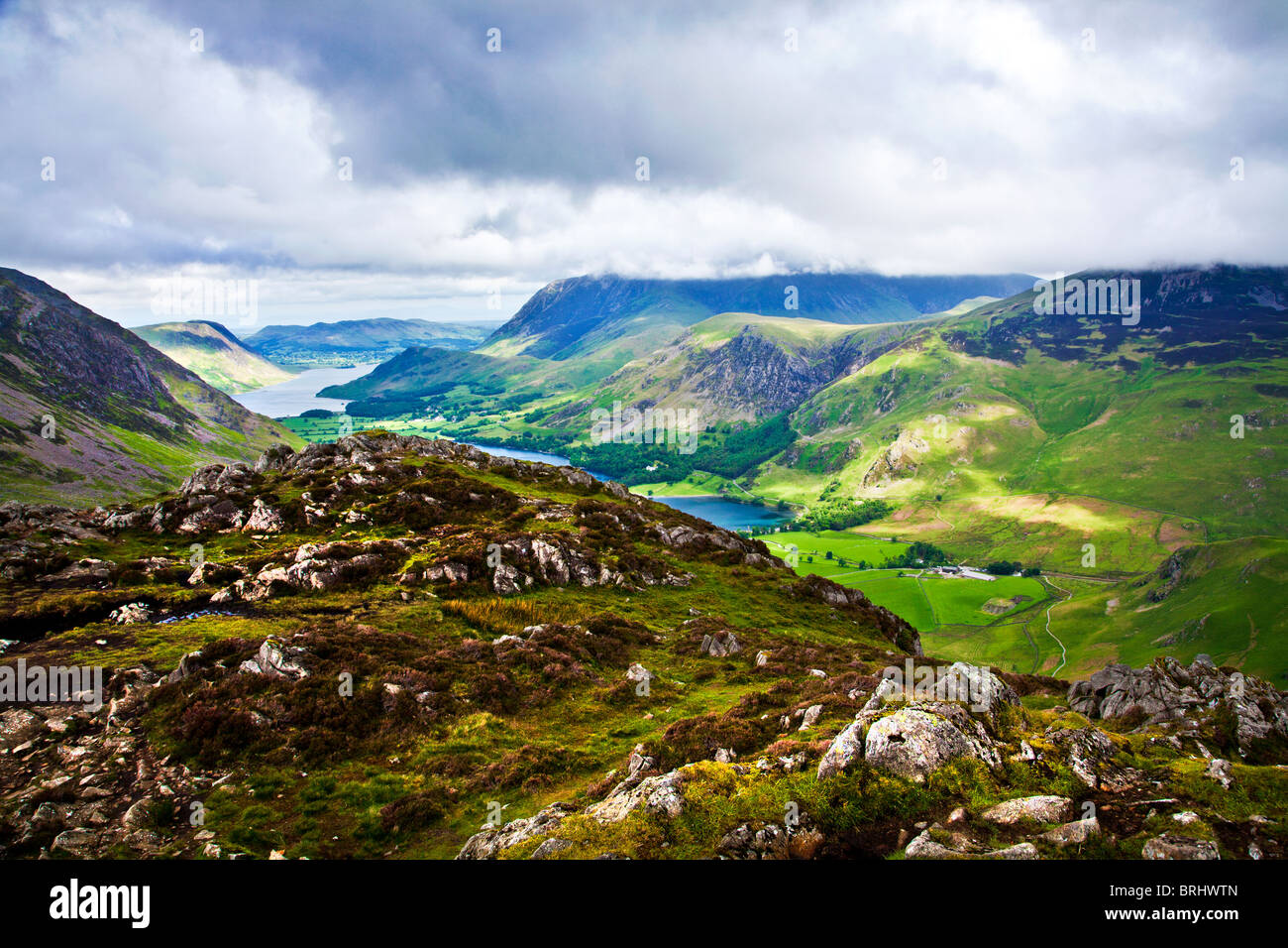 Vista su Buttermere & Crummock acqua dal percorso Haystacks, Parco Nazionale del Distretto dei Laghi, Cumbria, England, Regno Unito Foto Stock