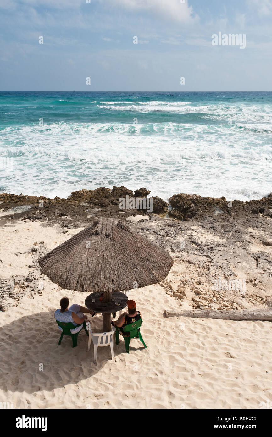 Messico, Cozumel. Ombrello Libertà In Paradise Beach Bar sulla spiaggia Playa Box, Isla de Cozumel (Isola di Cozumel). Foto Stock