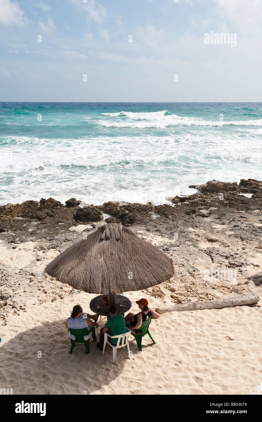 Messico, Cozumel. Ombrello in libertà in Paradise Beach Bar sulla spiaggia Playa Box, Isla de Cozumel (Isola di Cozumel). Foto Stock