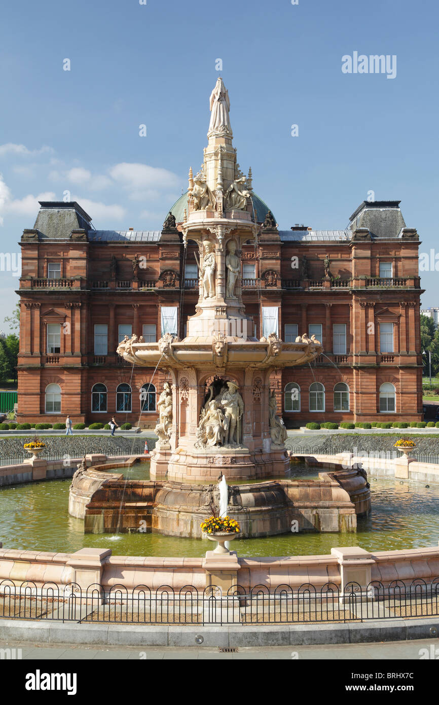 Doulton Fountain e People's Palace Museum a Glasgow Green in L'East End Scotland UK Foto Stock