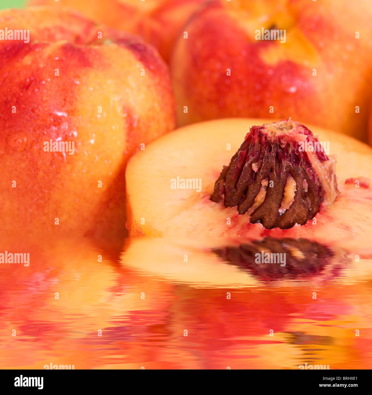 Dolce gustoso mature peach in acqua Foto Stock