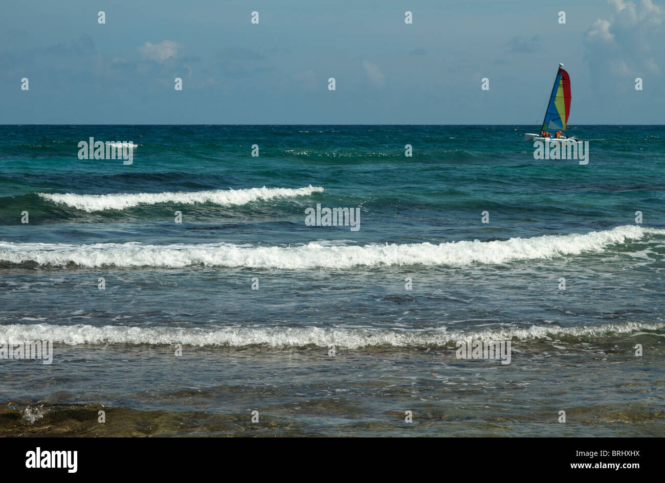 Forme d'onda periodica. Le onde vengono periodicamente sulla riva. Riviera Maya, costa caraibica del Messico. Foto Stock