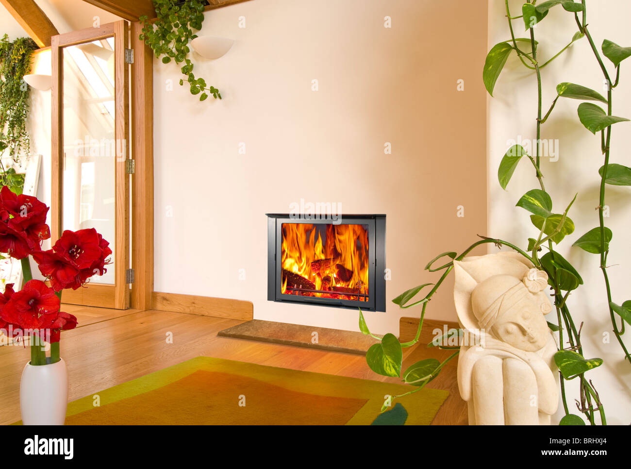 Un Aquatherm F21B inserire stufa a legna in un arredamento moderno Foto Stock