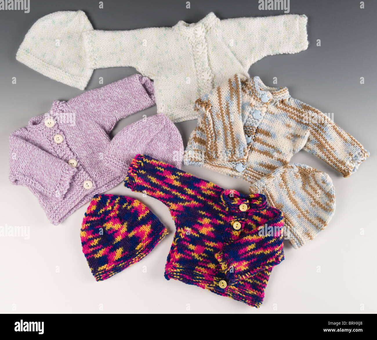 Indumenti a maglia per piccoli neonati prematuri - Volontari della maglieria  Foto stock - Alamy