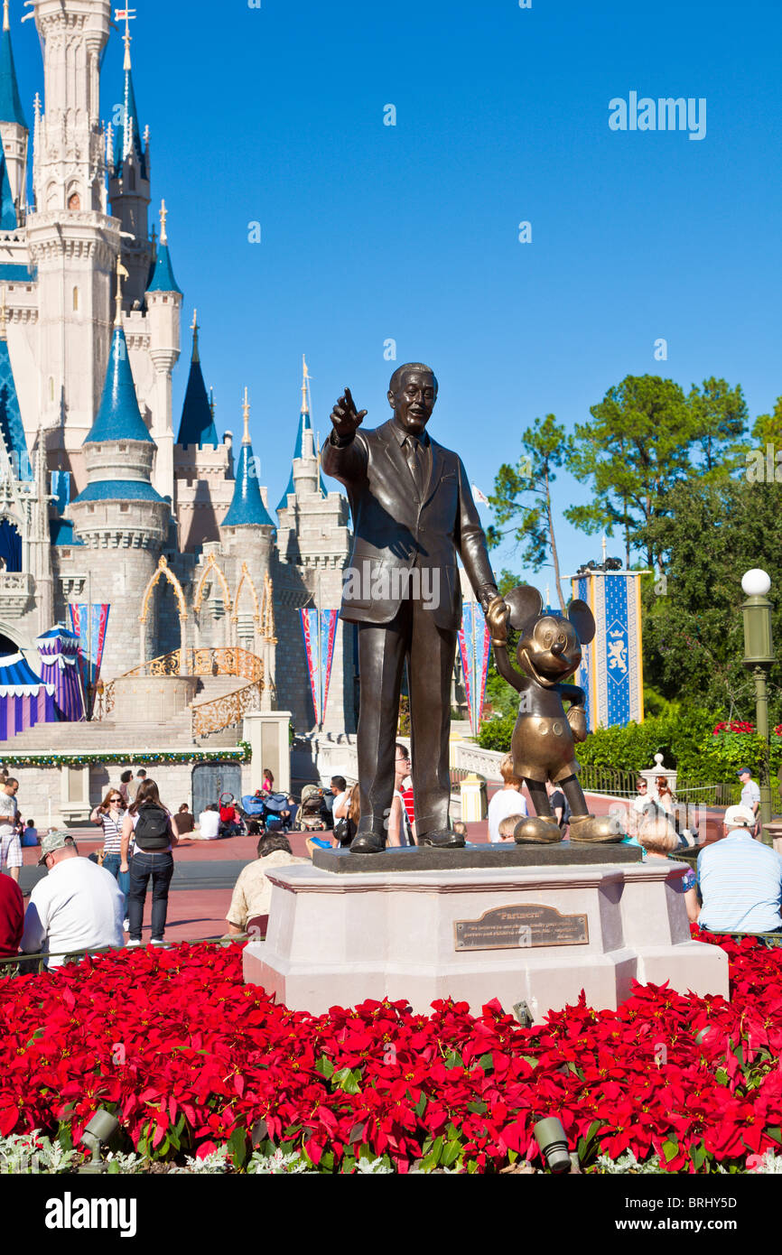 Statua di Walt and Topolino's Partners di fronte al Castello di Cenerentola nel parco a tema del Regno Magico di Walt Disney Foto Stock