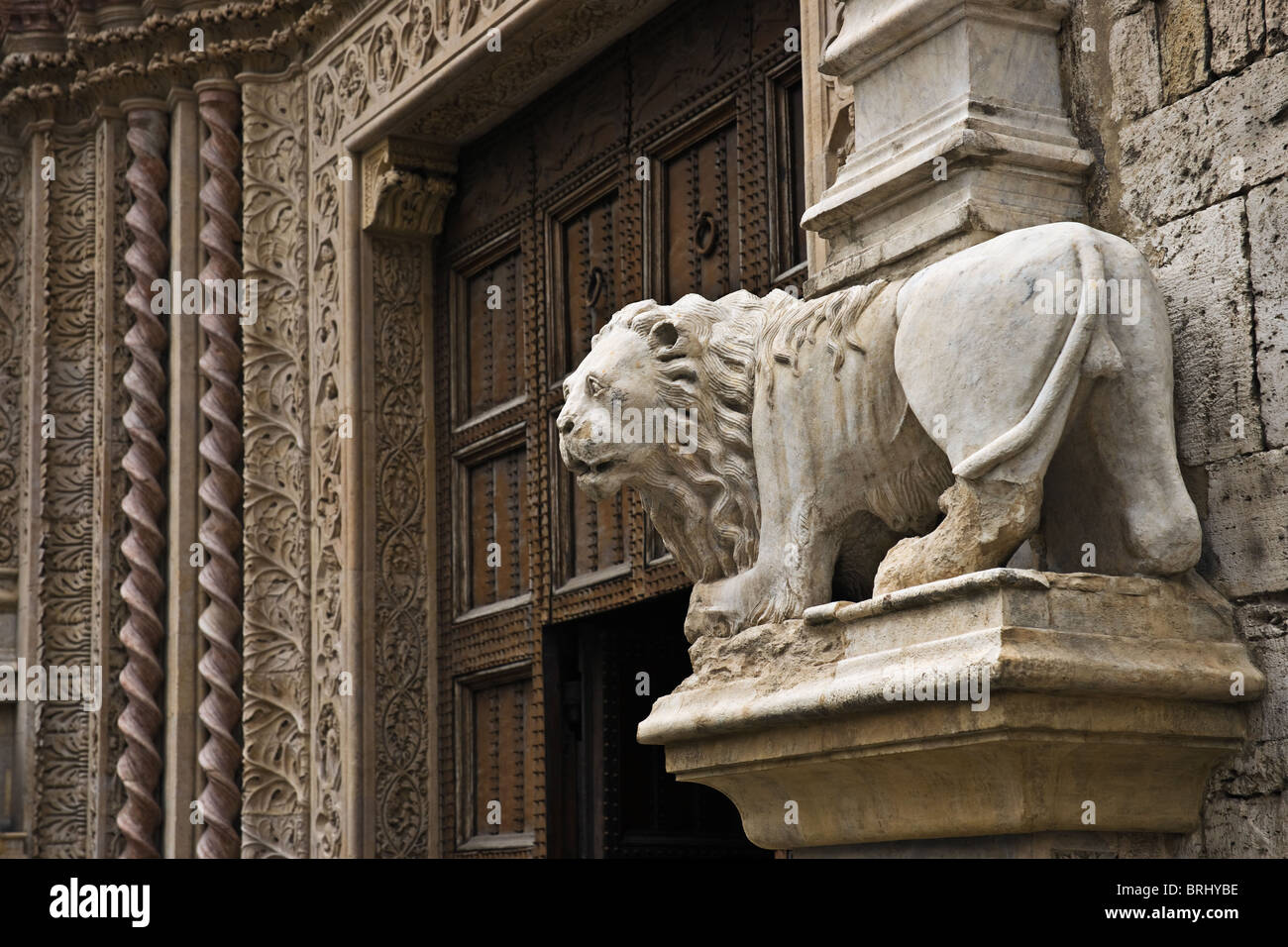 Lion scultura accanto al Poratele delle Arti del Palazzo dei Priori a Perugia, Umbria, Italia Foto Stock