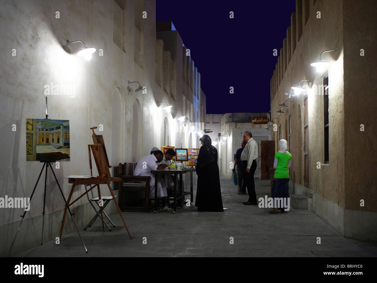Gli artisti mostrano il loro lavoro una sera in un vicolo al Souq Waqif, Doha, Qatar. Foto Stock