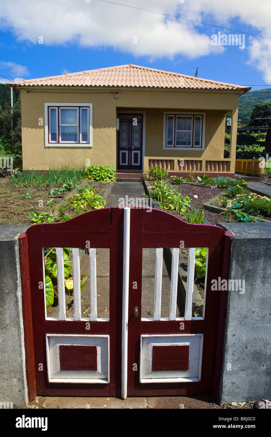Casa tipica e cancello, Pico, Azzorre, Portogallo. Foto Stock