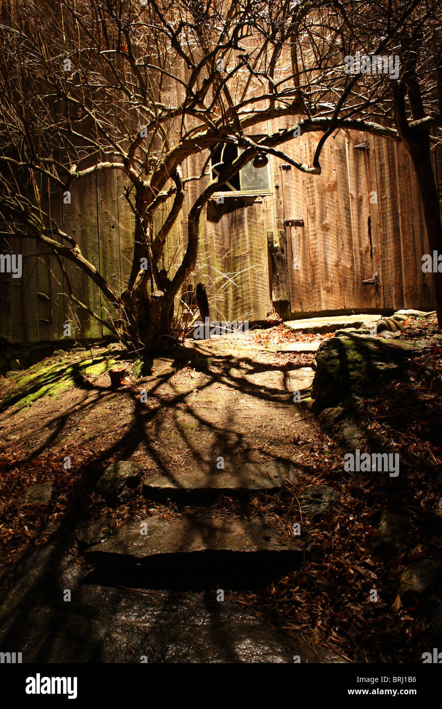 Spooky fienile con finestra di notte, Haunted House Foto Stock