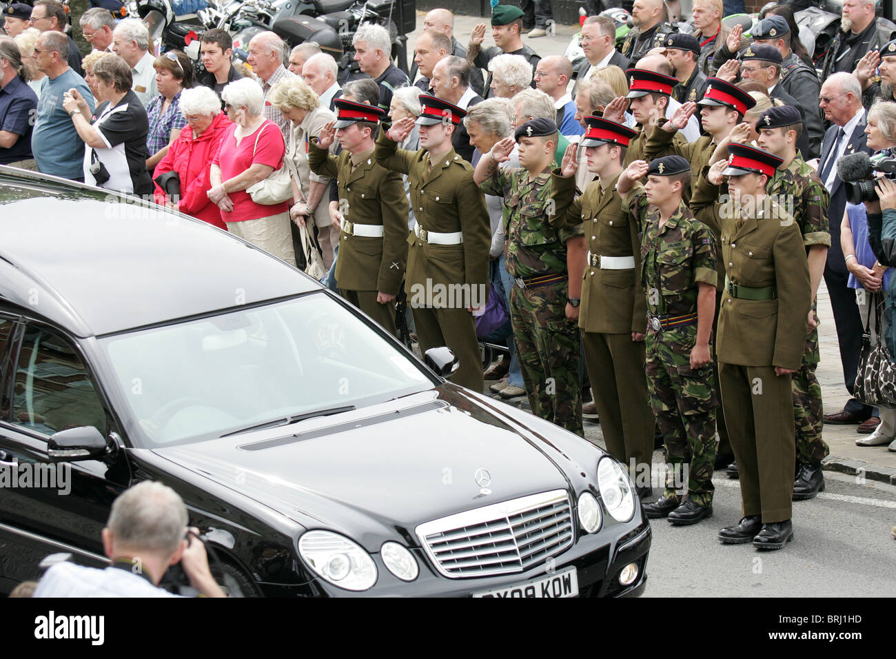 Gli amici e la famiglia in lutto il ritorno dei loro cari attraverso la città di Wootton Bassett, Wiltshire, Inghilterra, Regno Unito. Foto Stock