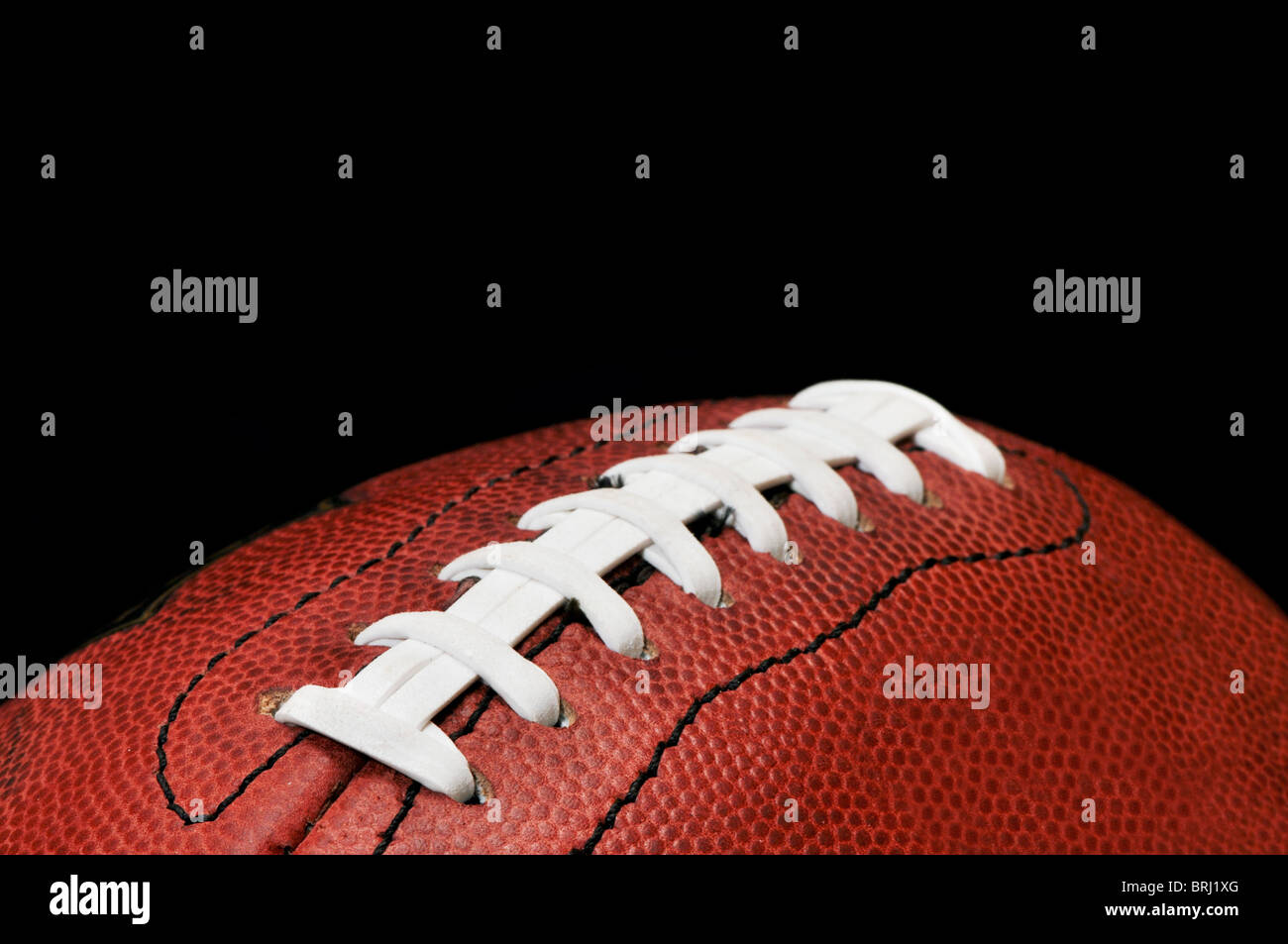 American Football closeup isolati su sfondo nero. Foto Stock