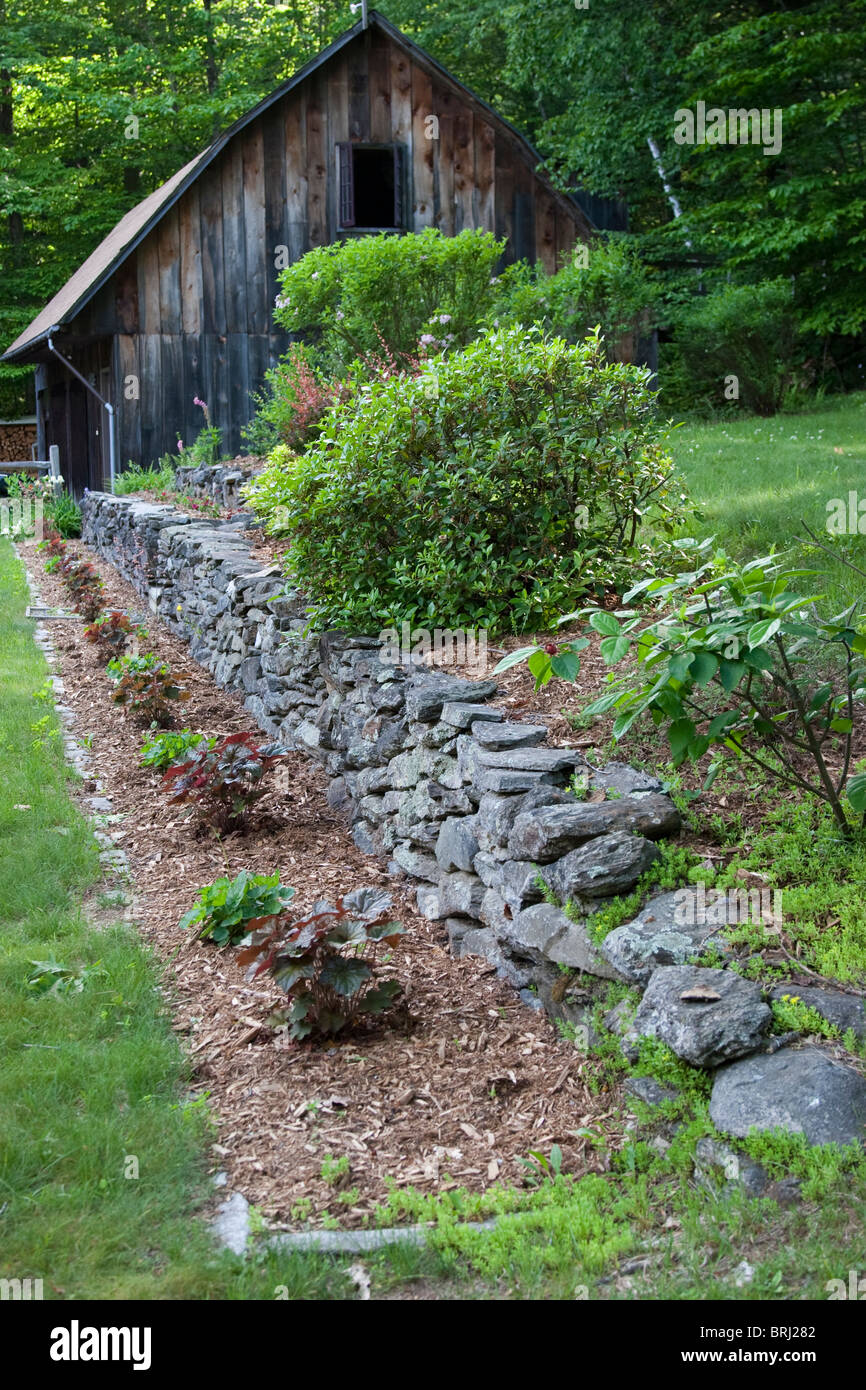 Il vecchio fienile spiovente in giardino Foto Stock