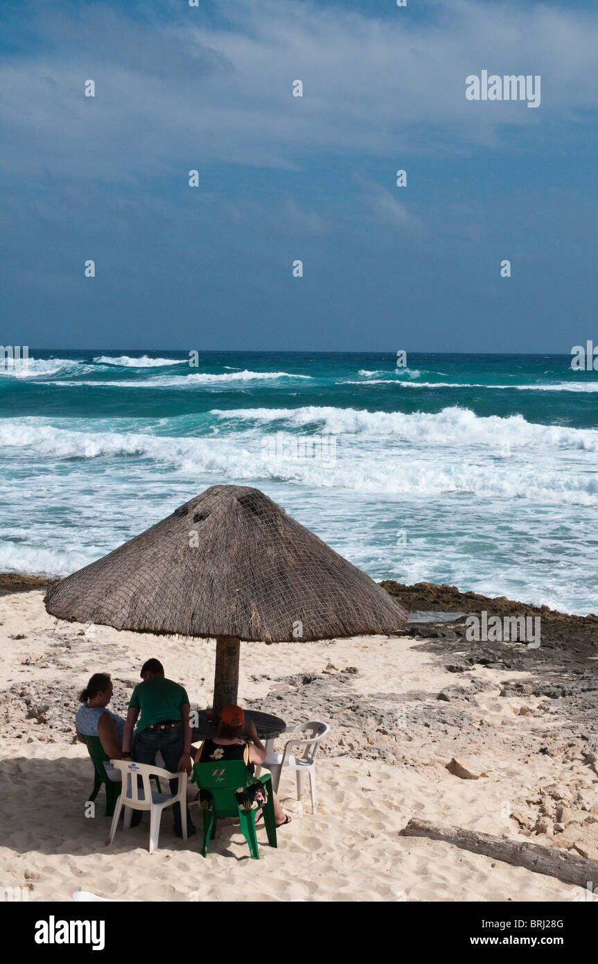 Messico, Cozumel. Ombrello in libertà in Paradise Beach Bar sulla spiaggia Playa Box, Isla de Cozumel (Isola di Cozumel). Foto Stock