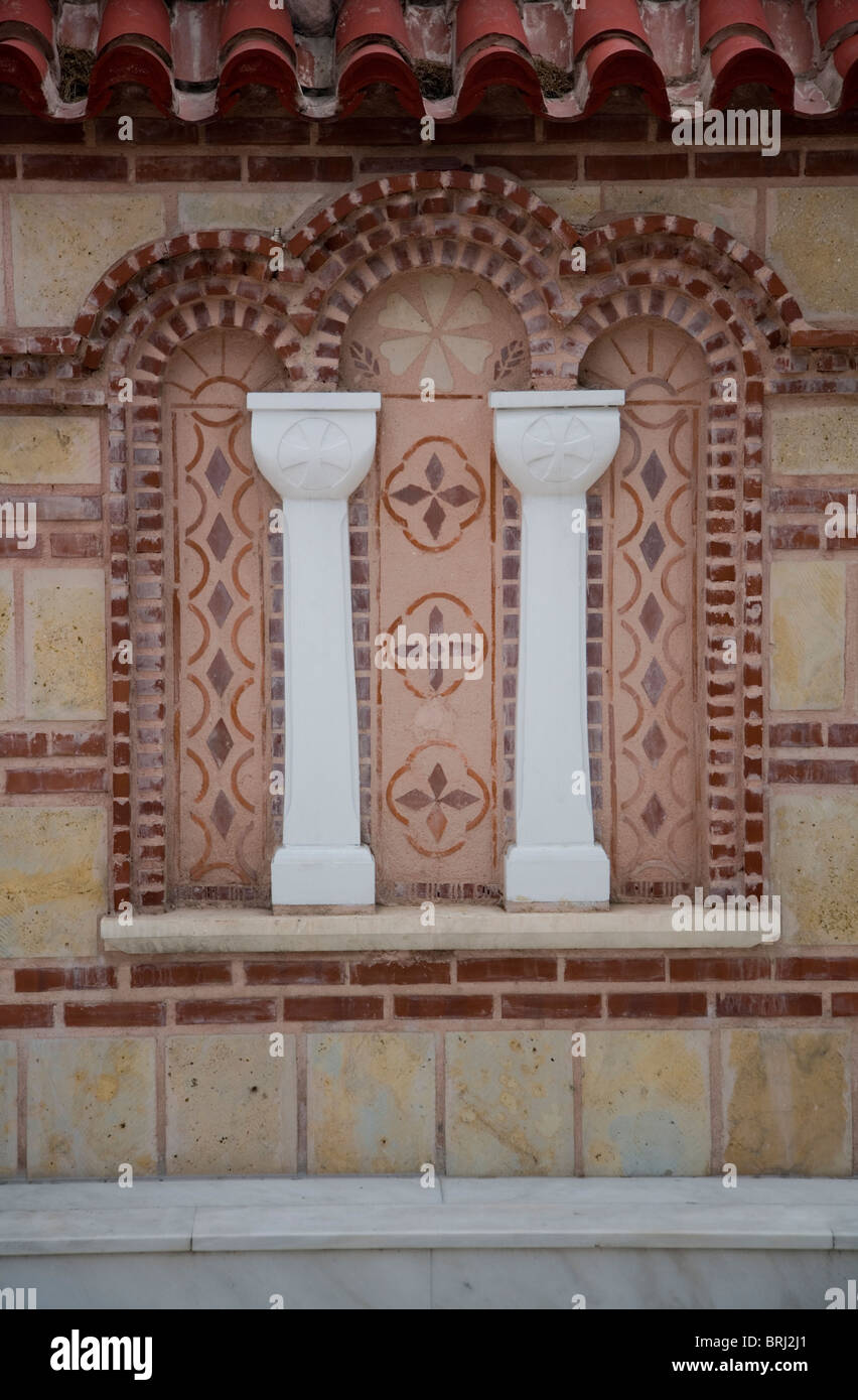 Decorativi di marmo bianco colonne modelli di disegni di un muro di mattoni cristiani della Chiesa Ortodossa di Grecia arte simboli artistico rosso marrone 2 Foto Stock