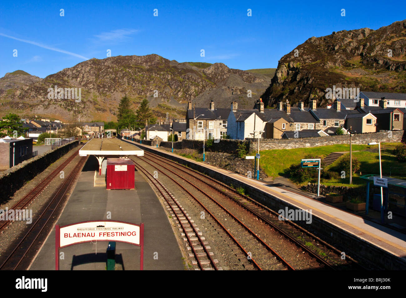 Blaenau Ffestiniog stazione ferroviaria in Galles che mostra una piattaforma deserta Foto Stock