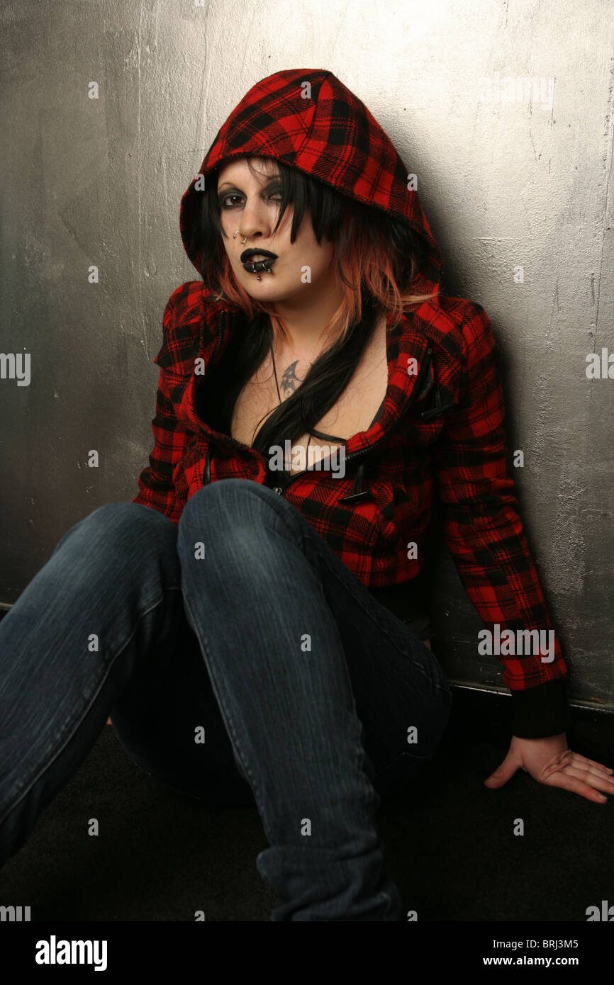 Teenage goth ragazza seduta nella sua camera da letto. Foto Stock