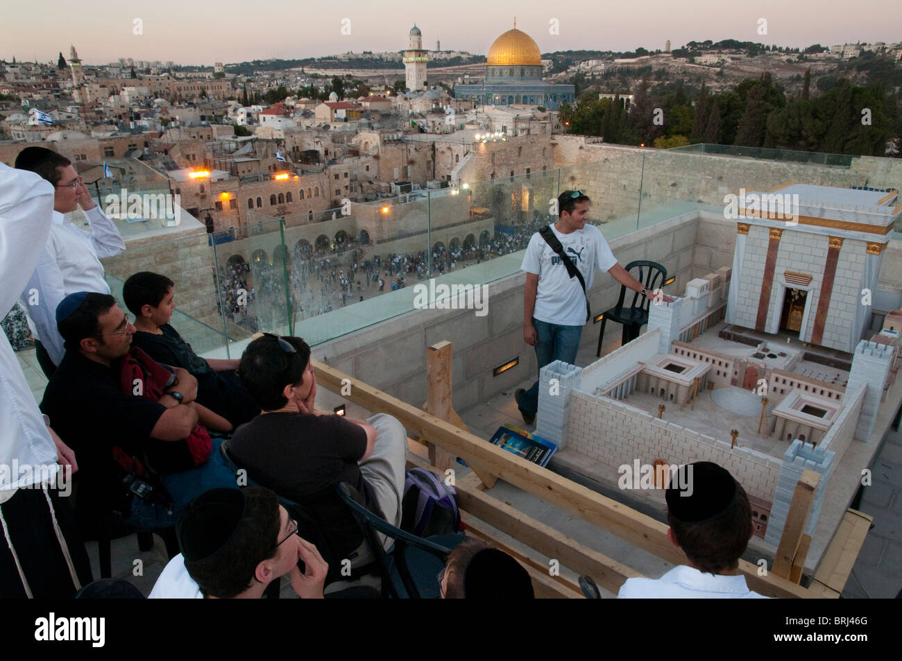 Il modello del tempio ebraico con la Cupola della roccia in bkgd Foto Stock
