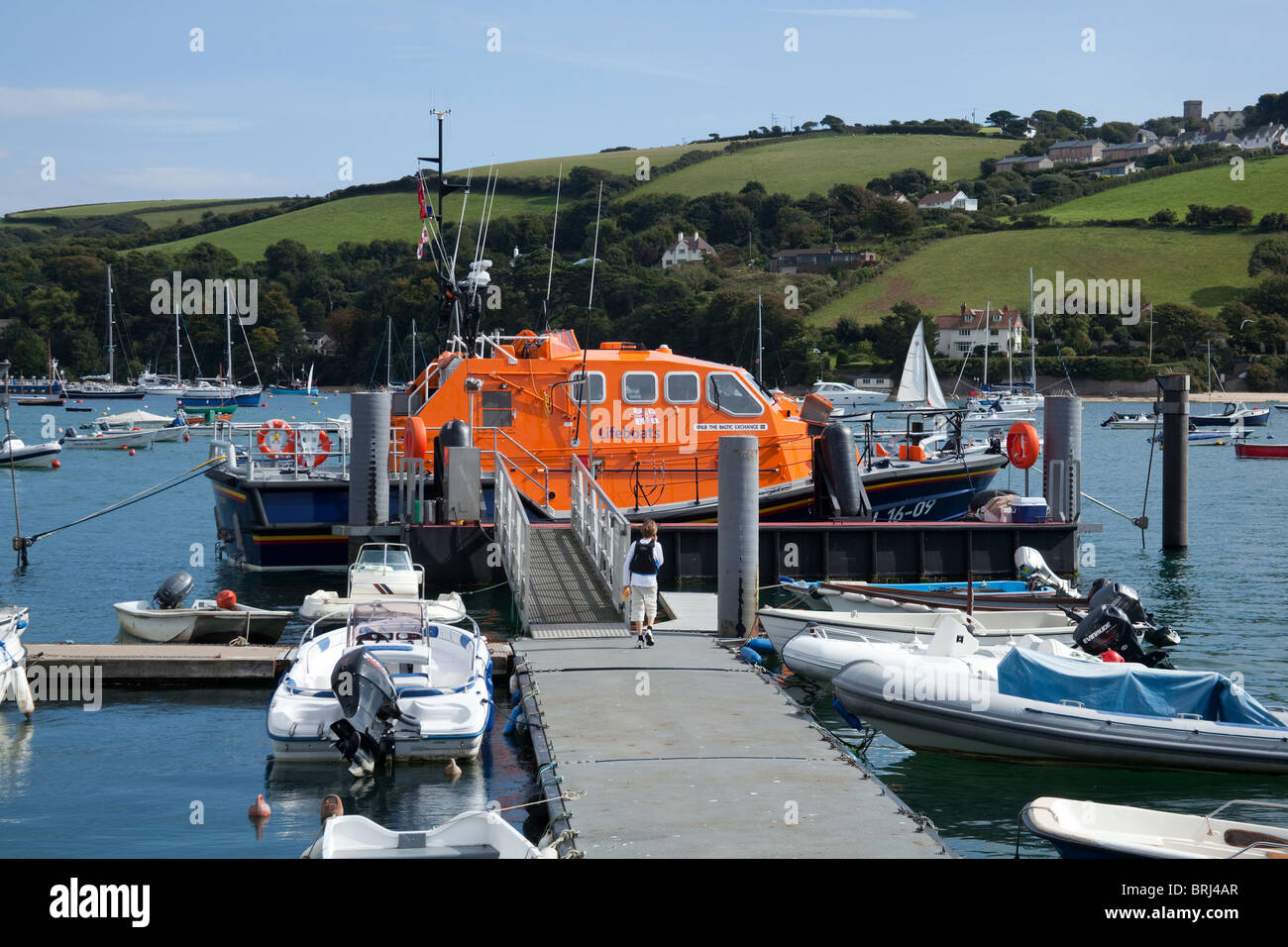 Scialuppa di salvataggio RNLI Baltic Exchange III ormeggiata in porto a Salcombe, Devon, Regno Unito Foto Stock