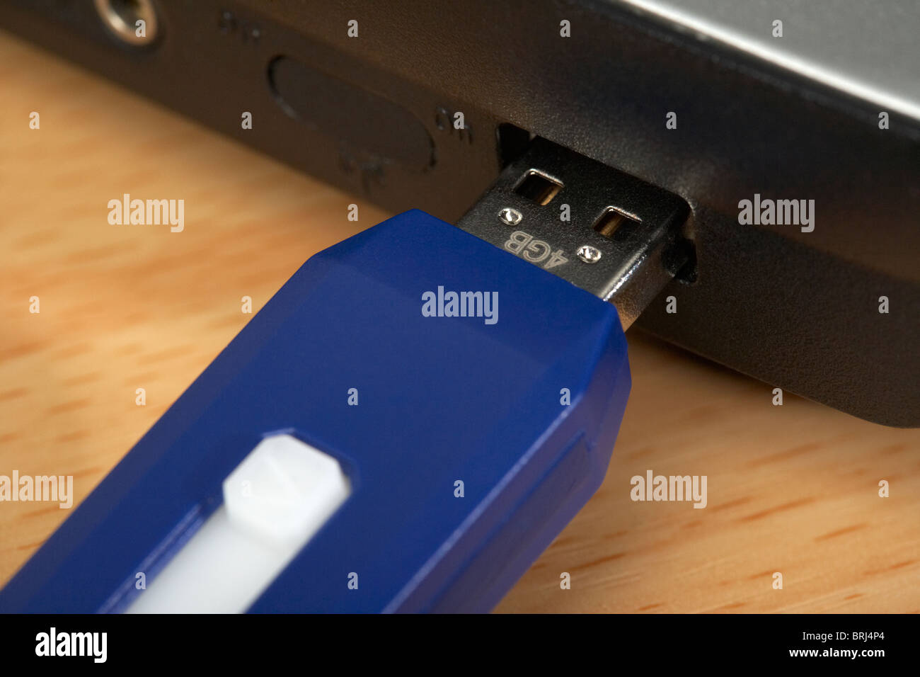 4GB memory stick USB collegata a un computer portatile Foto Stock