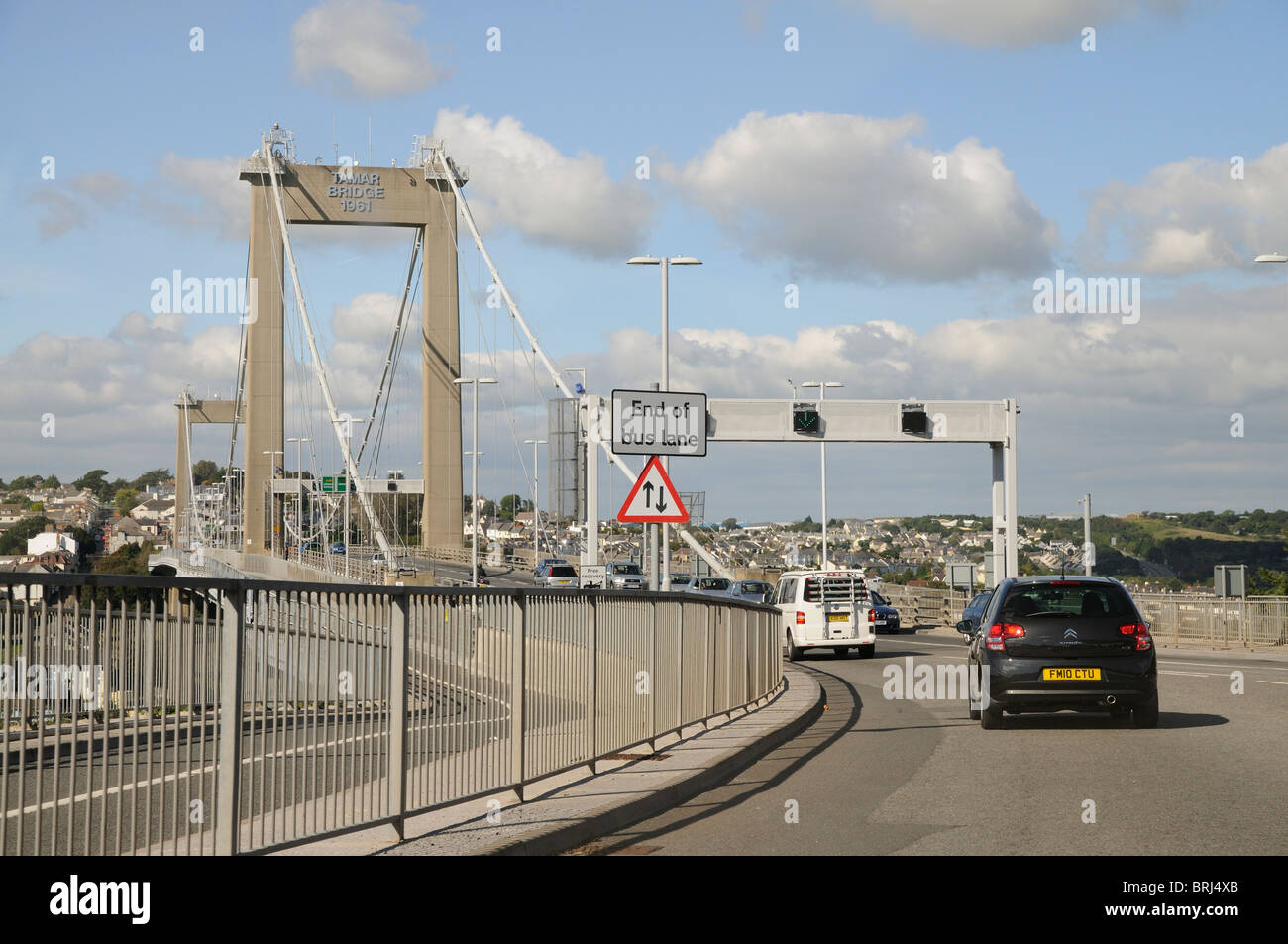 La A38 trunk road Devon Expressway man mano che si avvicina il ponte Tamar verso Cornwall Inghilterra REGNO UNITO Foto Stock