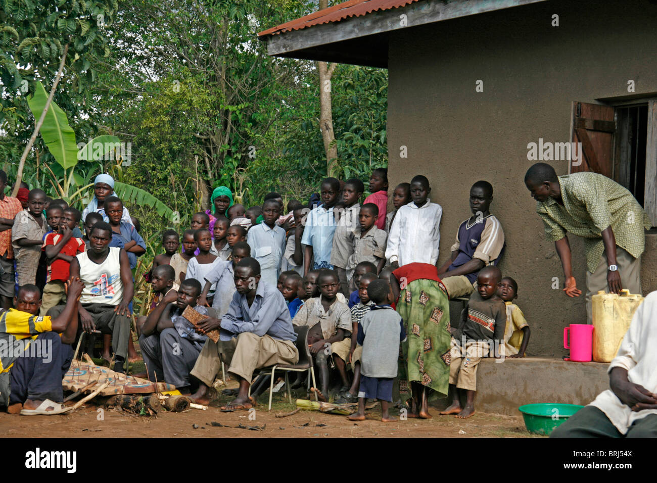 Le persone si sono riunite in un villaggio a una cerimonia di introduzione (kwanjula) in Uganda. Foto Stock