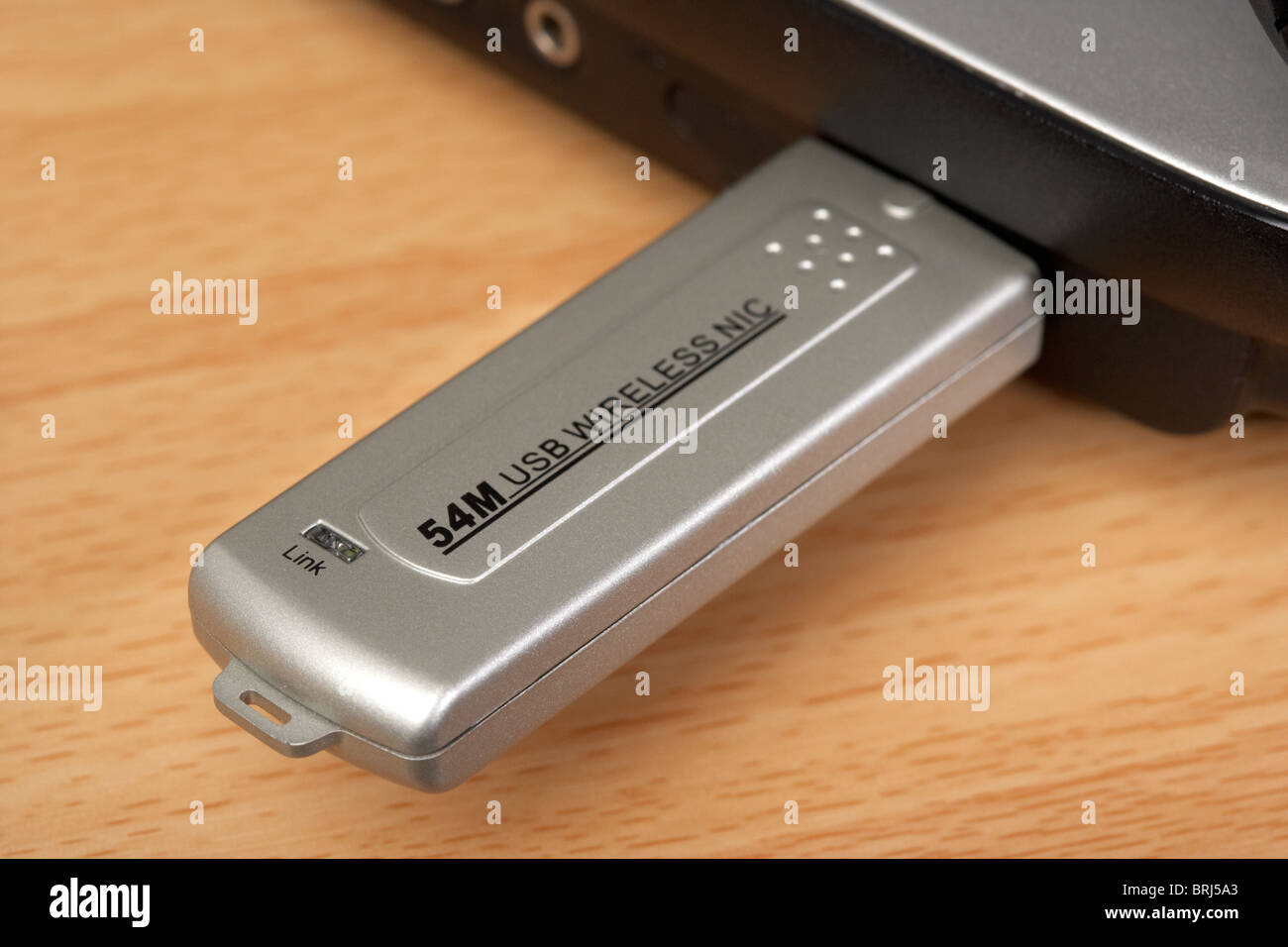 54M wireless chiavetta USB collegata a un computer portatile Foto Stock 54M wireless chiavetta USB collegata a un computer portatile Foto Stock