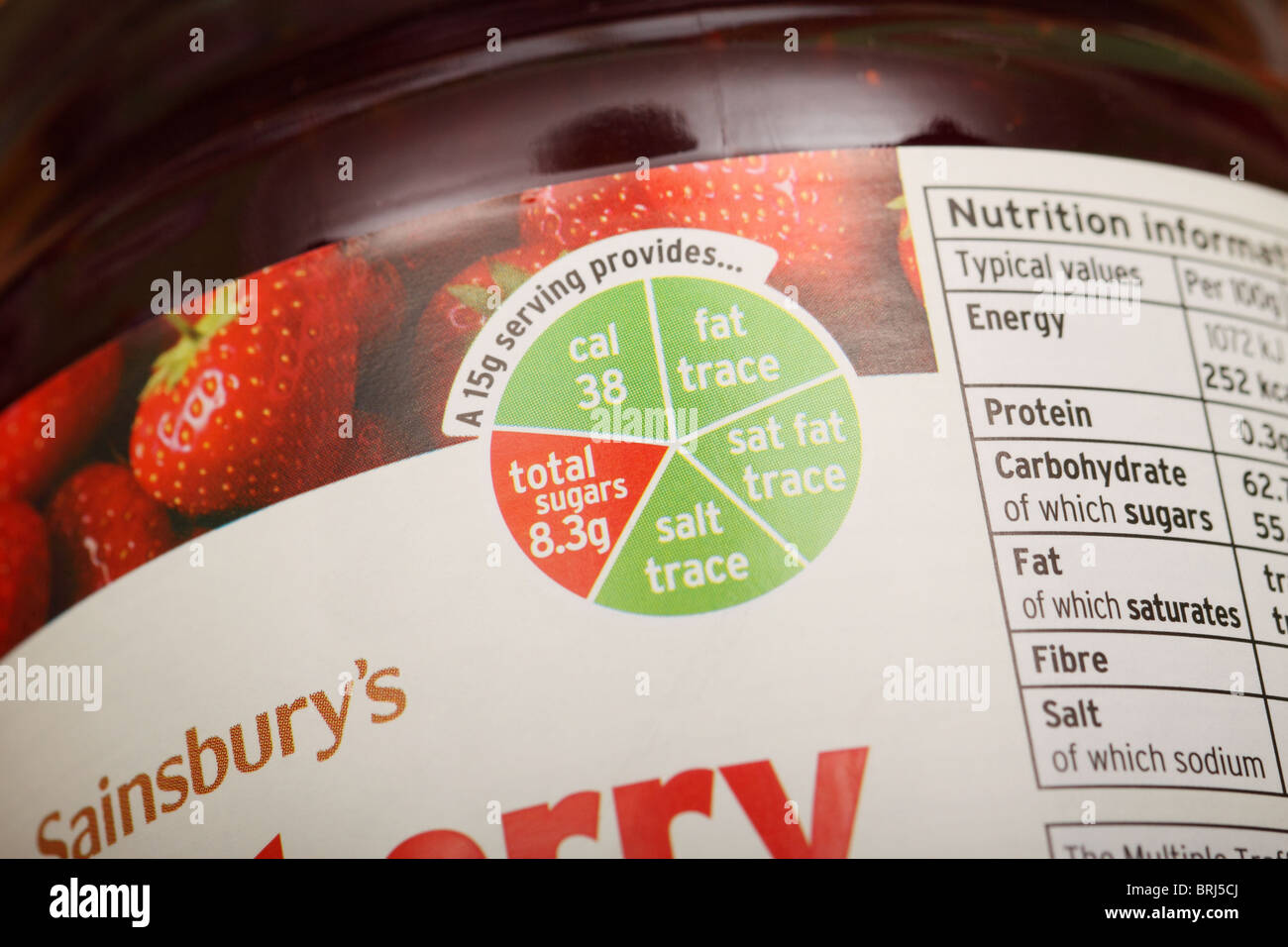 Cibo informazioni nutrizionali su un vasetto di marmellata di fragole che mostra il contenuto di zucchero Foto Stock