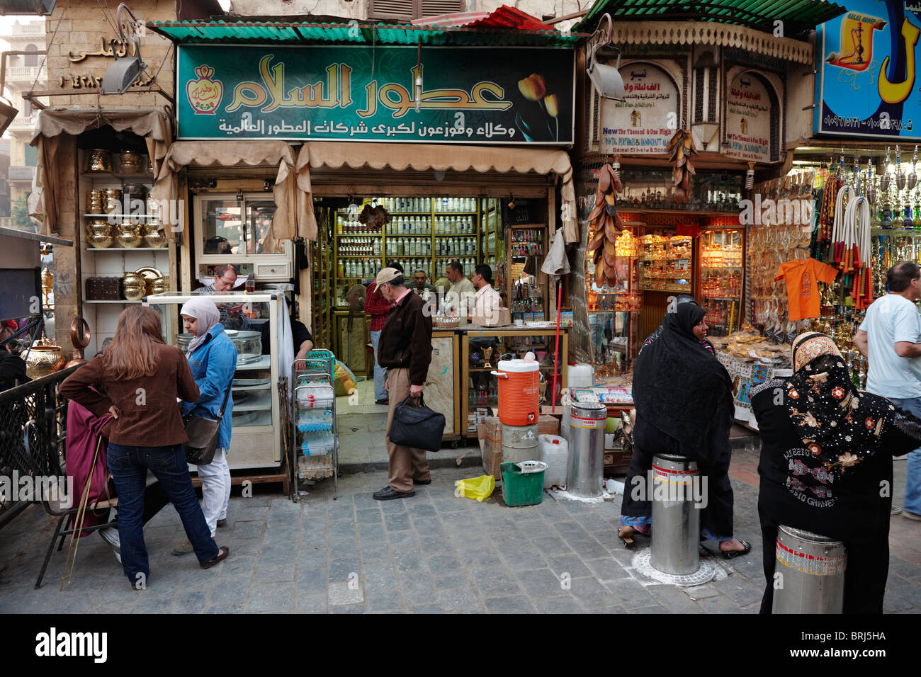 Mercato di profumo, Khan al Khalili Bazar del Cairo in Egitto, in Arabia, in Africa Foto Stock