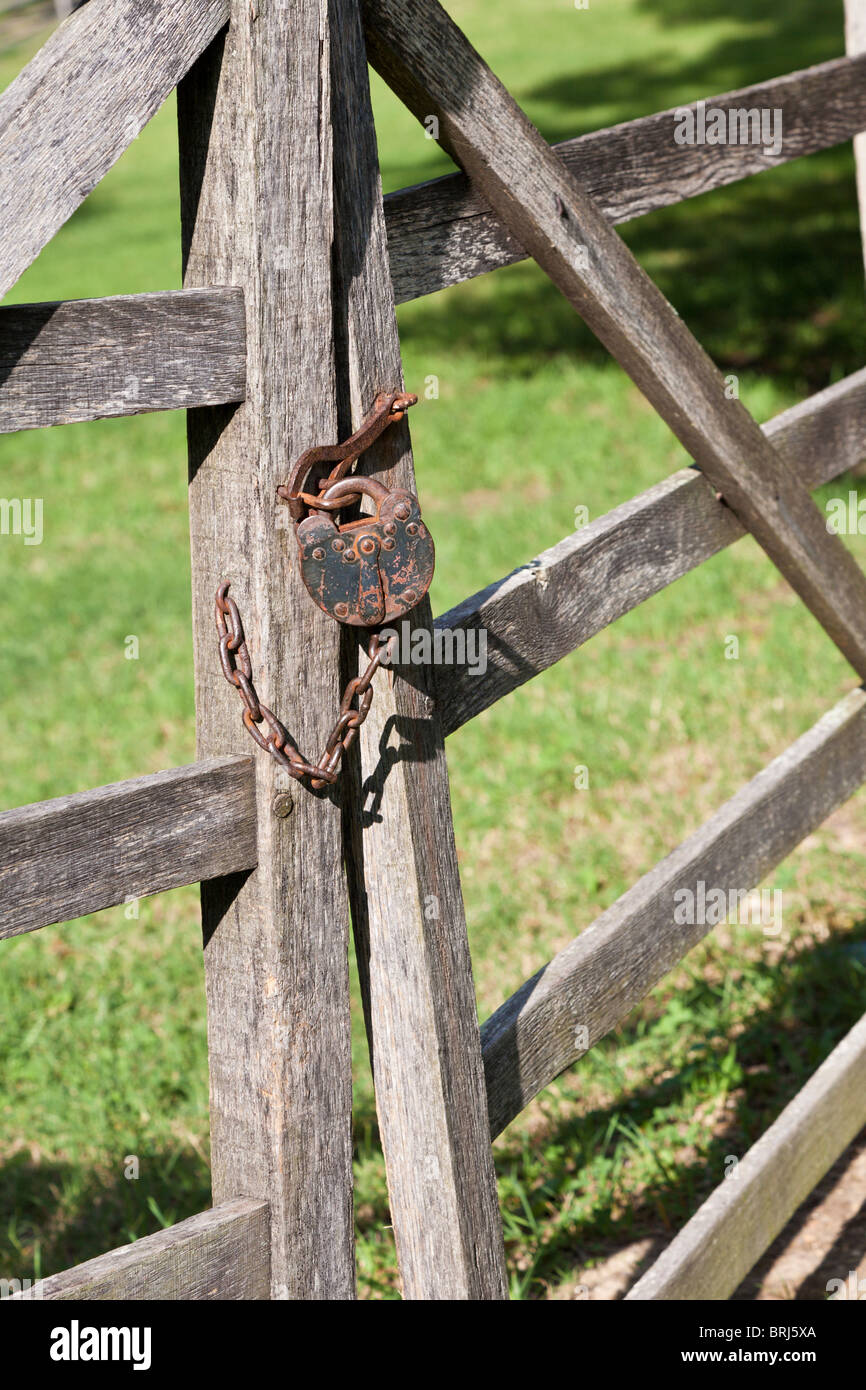 Acciaio antichi lucchetto sul cancello di legno a Colonial Williamsburg, un museo vivente di storia a Williamsburg, Virginia Foto Stock
