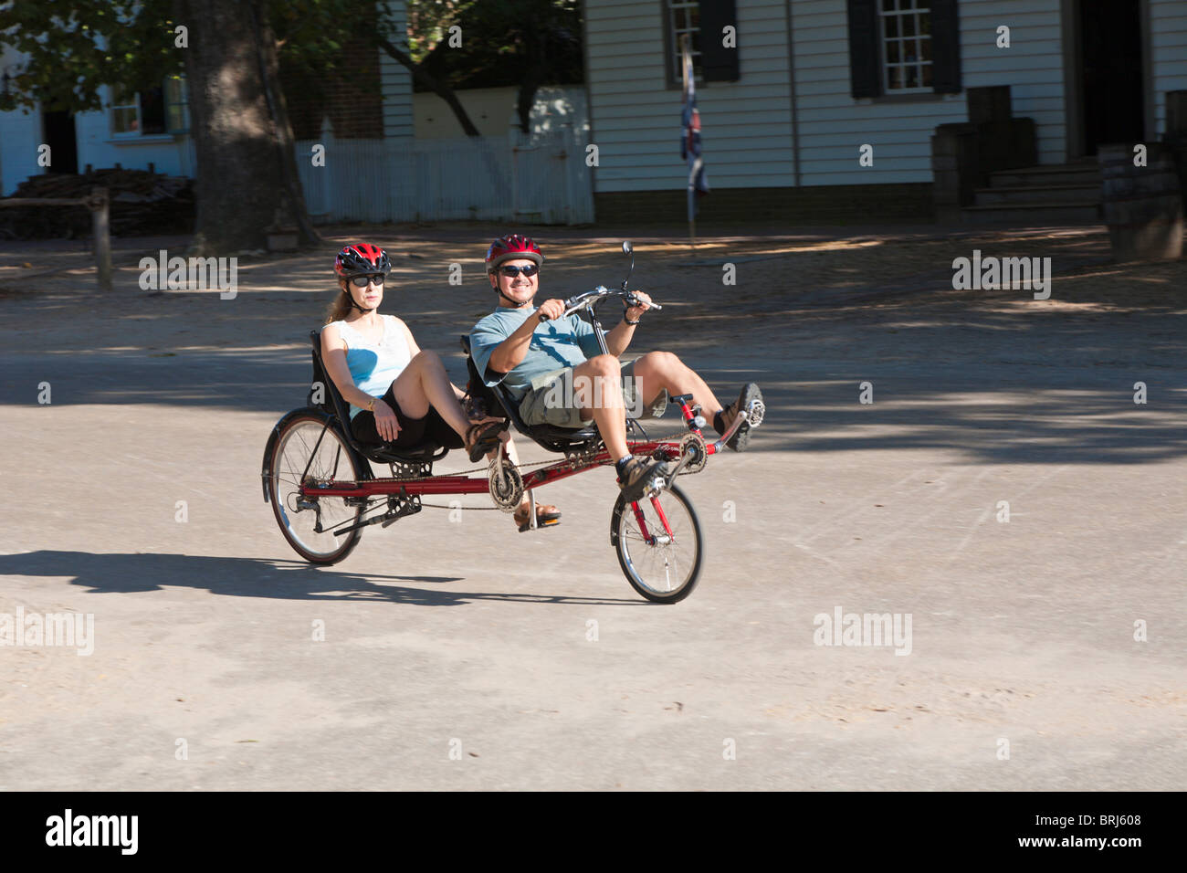 L uomo e la donna ride una Recumbent bicicletta costruita per due a Colonial Williamsburg, un museo vivente di storia a Williamsburg, Virginia Foto Stock