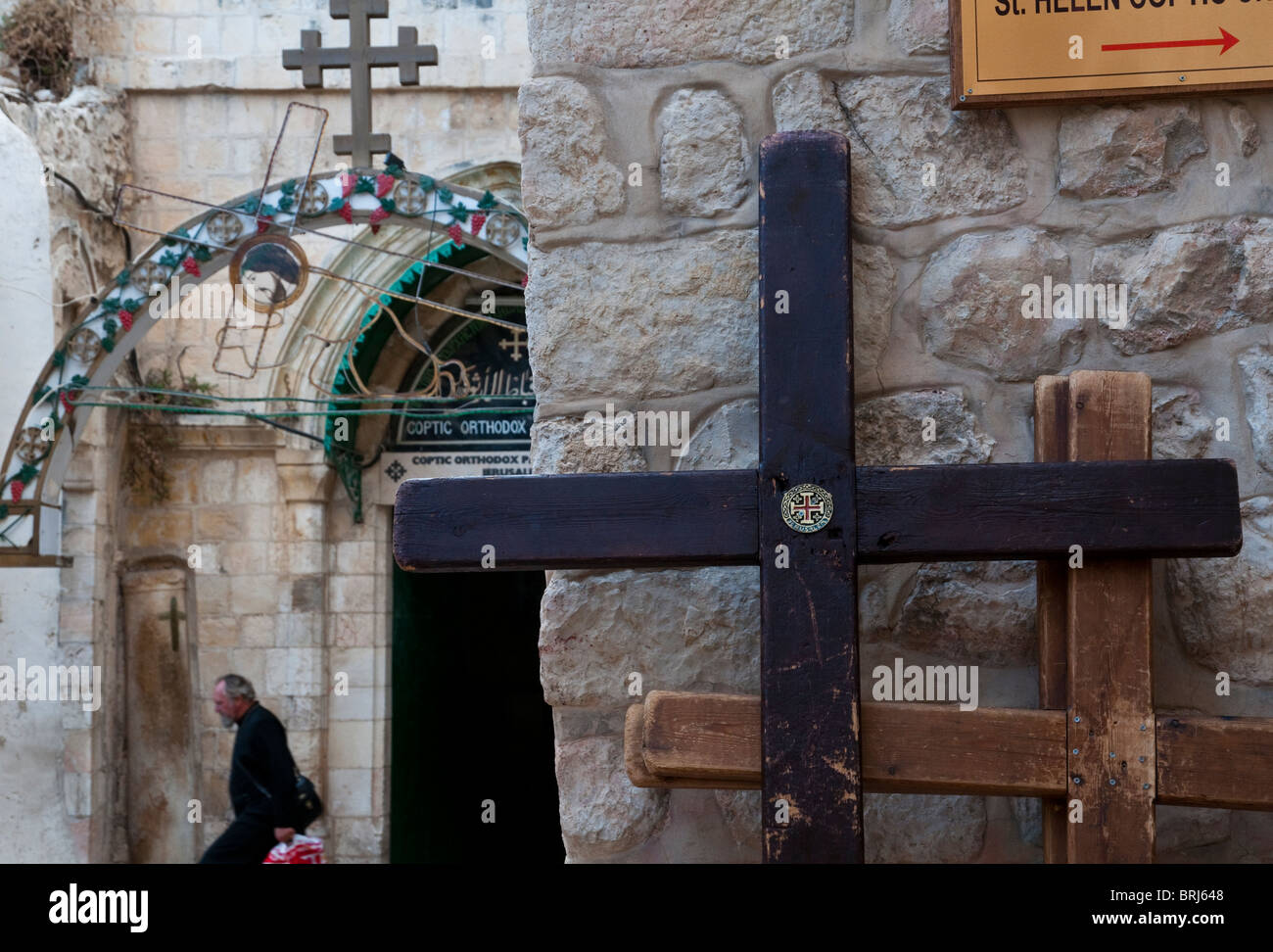 Israele. Jerusalm Città Vecchia. Pellegrini e la croce sulla Via Dolorosa. IX stazione Foto Stock