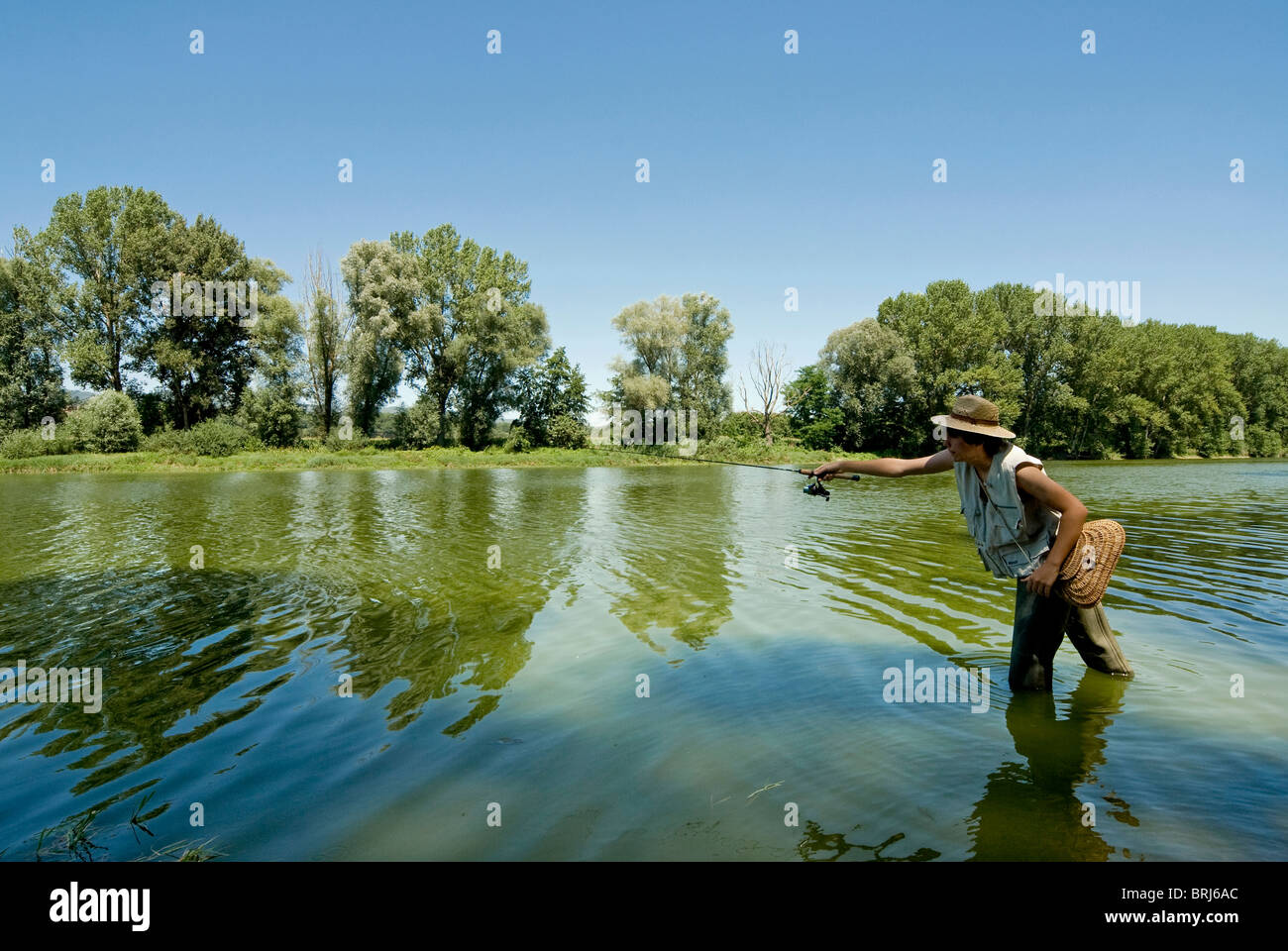 La pesca nel fiume Arno Ponte a Buriano Arezzo Toscana Italia