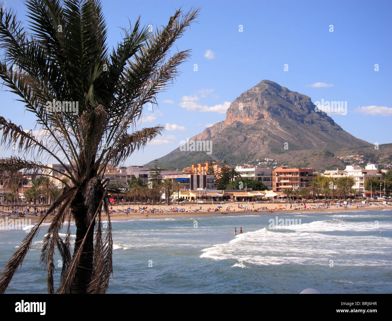 Il Monte Montgo torri oltre lo spagnolo resort costiero di Javea. Foto Stock