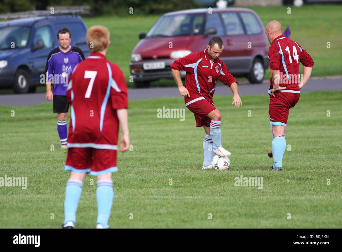 Inquadratura di un Downs Football League in Bristol su un sabato pomeriggio con i giocatori appena dando dei calci a fuori per la seconda metà. Foto Stock