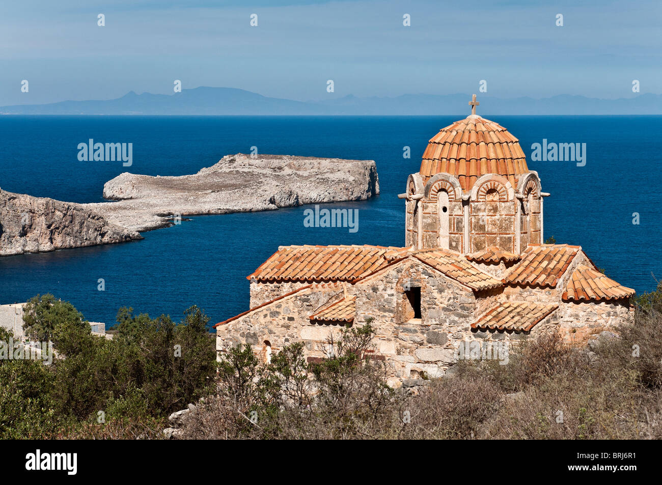 Guardando attraverso il12th cen. La chiesa bizantina di Agia Episkopi verso la penisola di Tigani. Deep Mani, a sud del Peloponneso, Grecia Foto Stock