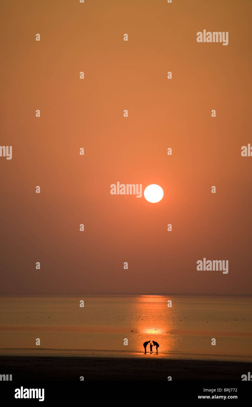 Tramonto sulla baia di Morecambe situata da Morecambe West Promenade Foto Stock