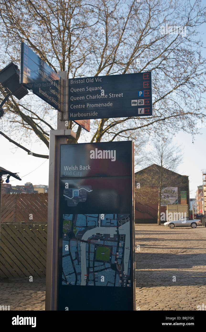 Bristol un cartello stradale con luoghi turistici elencati Foto Stock