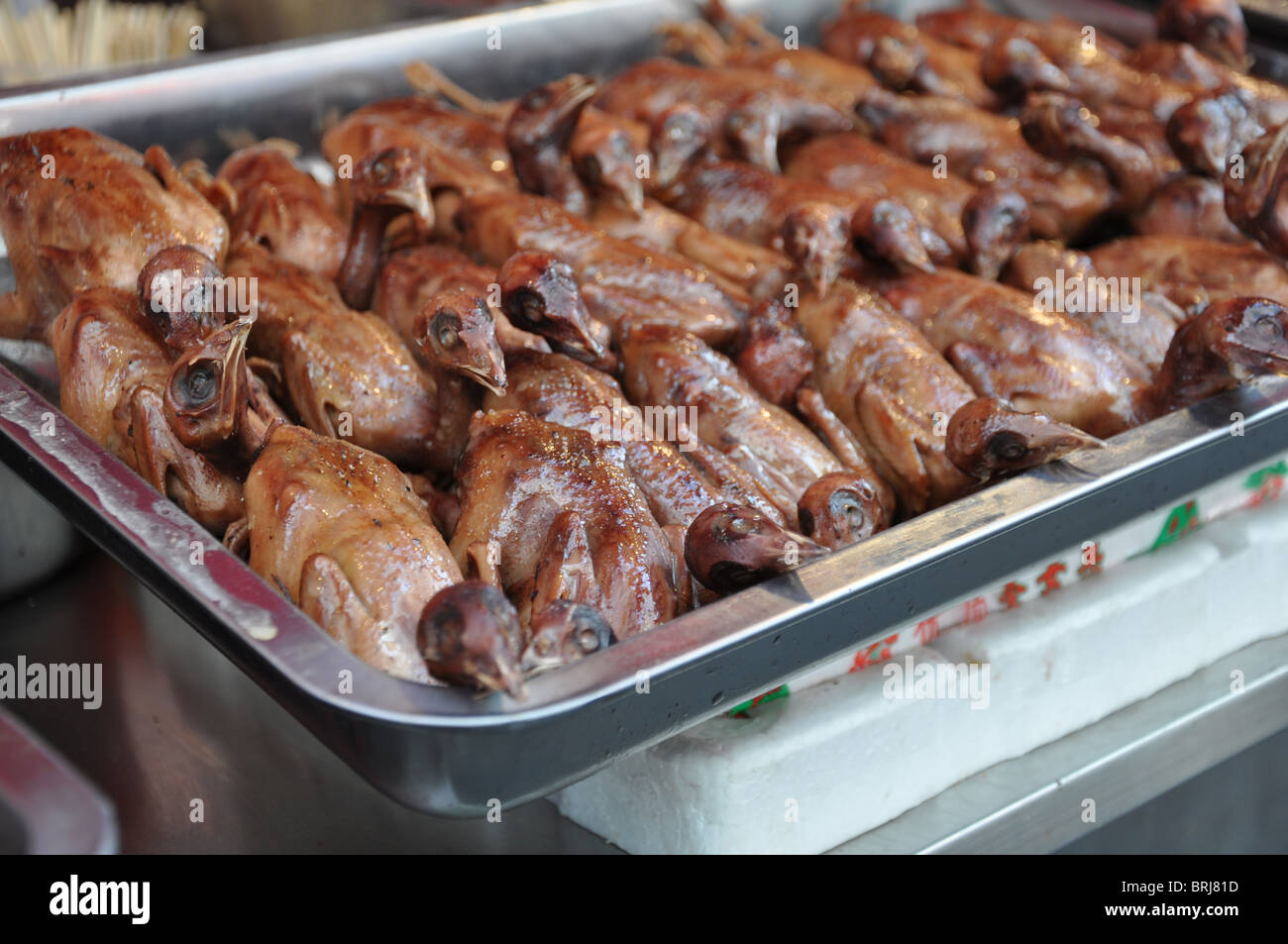 Street food pollo grigliato a Beijing in Cina Foto Stock