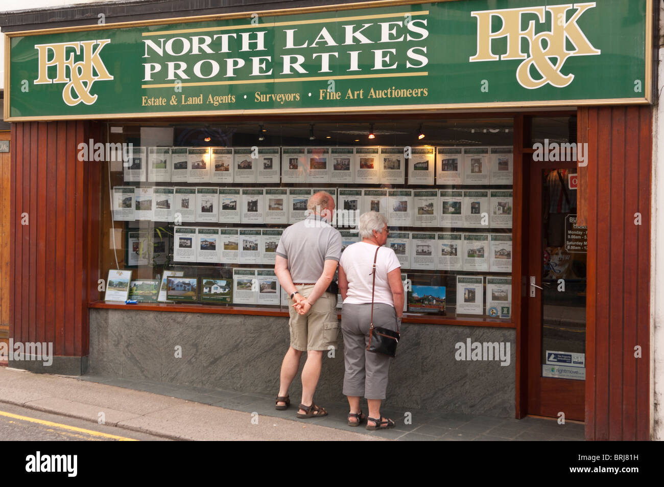 Un paio di visualizzazione del Nord le proprietà dei laghi di agenti immobiliari finestra a Keswick, Cumbria , in Inghilterra , Gran Bretagna , Regno Unito Foto Stock