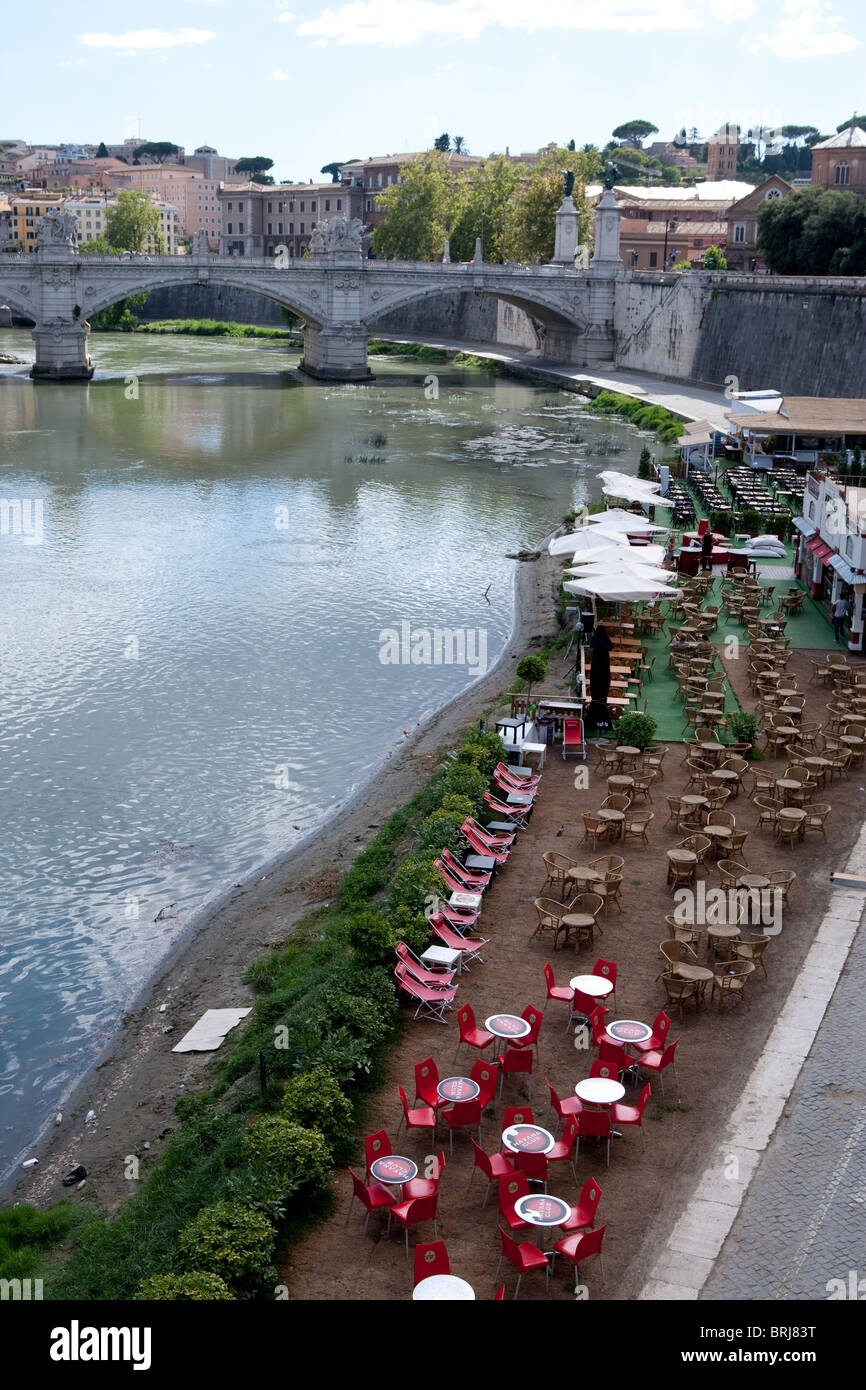Fiume Tevere bank bar cafe ristoranti Roma Italia Foto Stock